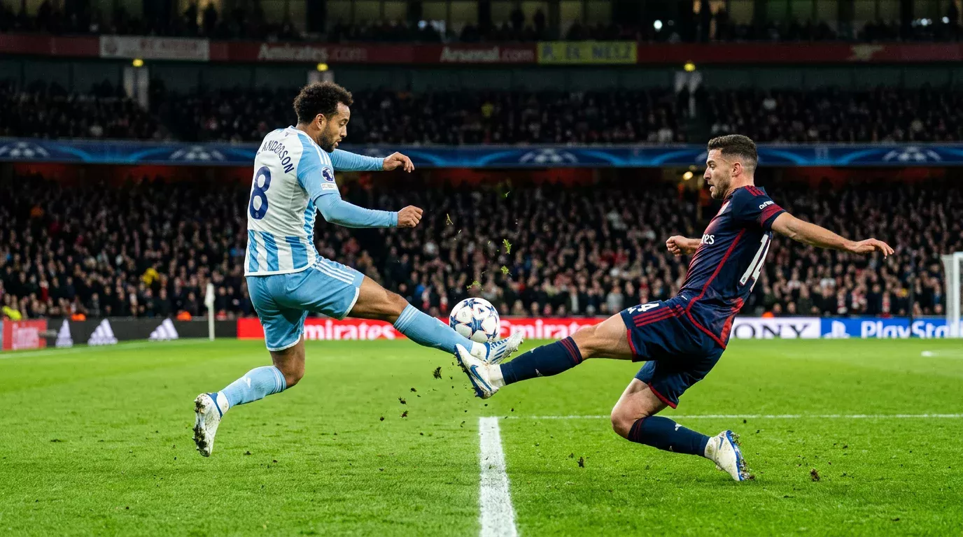 Dos jugadores de fútbol disputando un balón en el centro del campo durante un partido nocturno con césped verde brillante